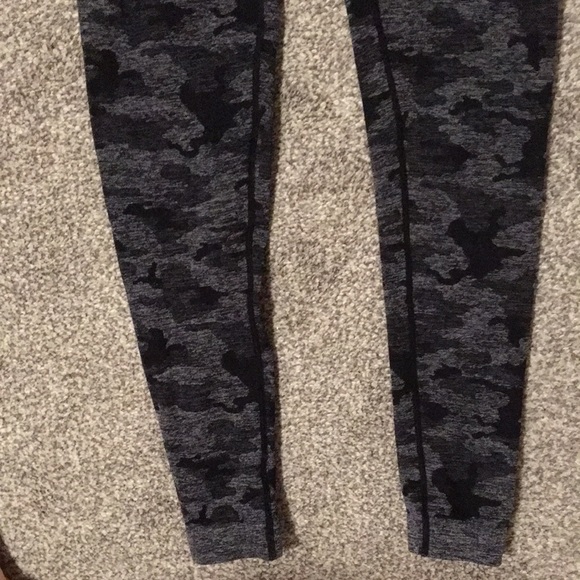 ❌SOLD❌🦈Gymshark Leggings🖤🤍 - Picture 5 of 6